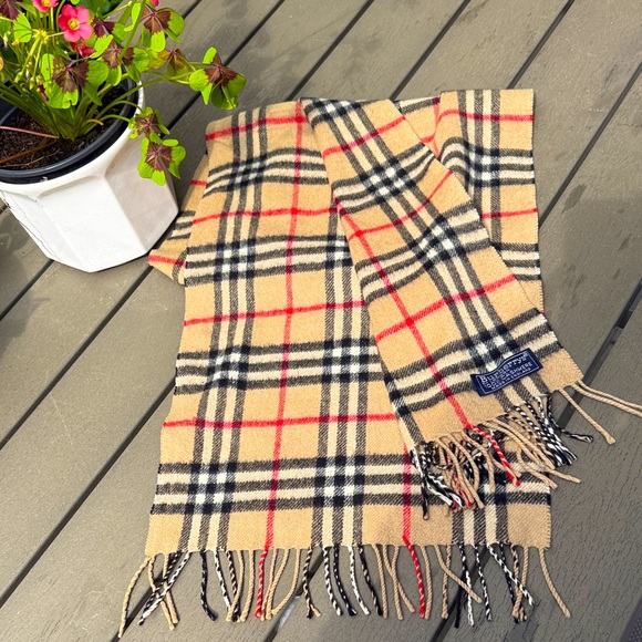 Vintage classic Burberry 100% cashmere scarf - Picture 1 of 8